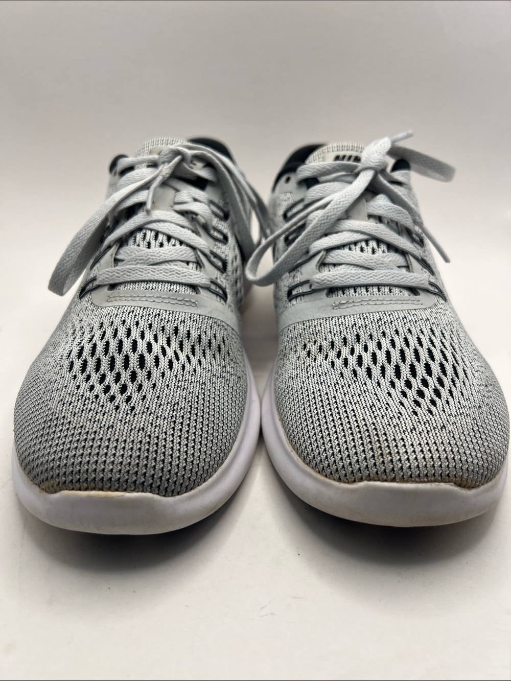 Nike Men's Light Gray Knit Athletic Running Shoes